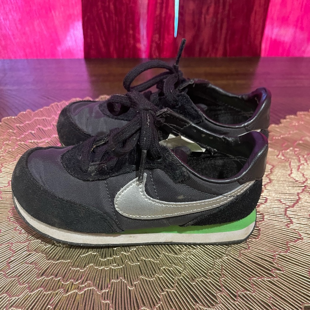 Nike Kids Black and Silver Sneakers with Green Accent